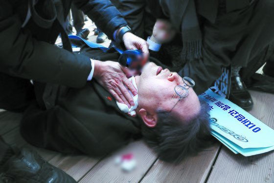 이재명 더불어민주당 대표가 2일 부산 가덕도 대항전망대에서 습격 당한 뒤 쓰러진 모습. 뉴스1