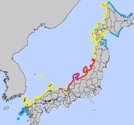 1일 일본 기상청이 독도를 자국 영토처럼 홋카이도와 돗토리현 등과 함께 ‘노란색’으로 지도에 표시해 지진해일쓰나미 경보·주의보를 발표해 논란을 일으켰다. 사진 일본 기상청 홈페이지 캡처