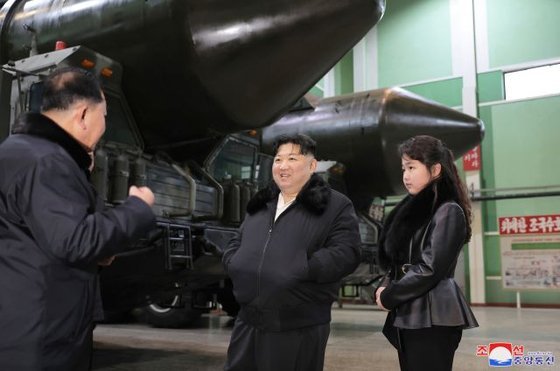 김정은 북한 국무위원장이 대륙간탄도미사일ICBM 발사대 생산 공장을 둘러보며 전략미사일 전력을 과시했다. 조선중앙통신은 김 위원장이 중요군용대차생산공장을 현지 지도했다고 5일 보도했다. 조선중앙통신=연합뉴스
