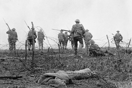솜 전투 당시 진지를 박차고 나와 돌격하는 영국군. 사진 속 병사들 전원은 전사했다. 영국전쟁박물관