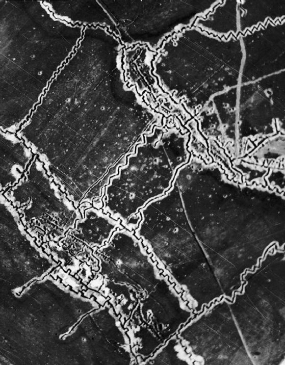 솜 전투 공세 직전 촬영된 티프발 일대의 독일군 방어선. 이런 곳을 포격 후 보병이 돌격하는 식으로 공격을 반복하다가 영국군은 커다란 피해를 입었다. 위키피디아