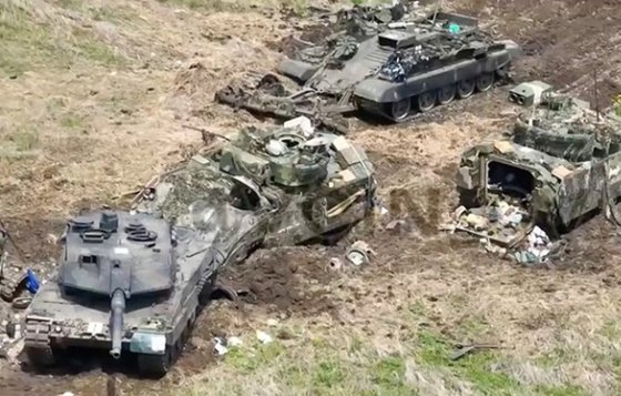 대반격 초기 러시아군의 저항에 막혀 격파된 우크라이나군 M2 브래들리 보병전투차와 레오파르트 2A6 전차 등 잔해. EPA=연합