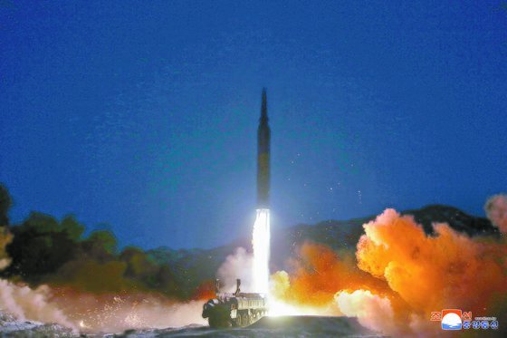 북한 국방과학원이 2022년 1월 11일 극초음속미사일 시험발사를 김정은 국무위원장이 참관한 가운데 진행해 성공시켰다고 조선중앙통신이 12일 보도했다