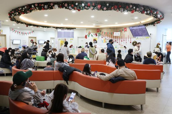 2023년 12월 7일 오전 서울 시내의 한 소아과가 붐비고 있다. 뉴스1