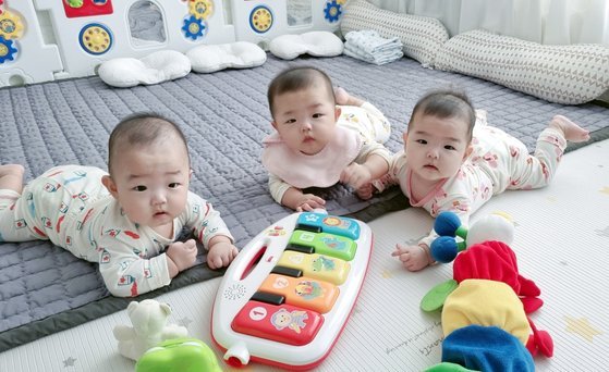 전남 강진에서 태어난 김미나씨 부부의 세쌍둥이가 장난감을 가지고 놀고 있다. 사진 강진군