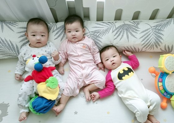 전남 강진에서 태어난 김미나씨 부부의 세쌍둥이가 장난감을 가지고 놀고 있다. 사진 강진군