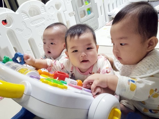 전남 강진에서 태어난 김미나씨 부부의 세쌍둥이가 장난감을 가지고 놀고 있다.사진 강진군