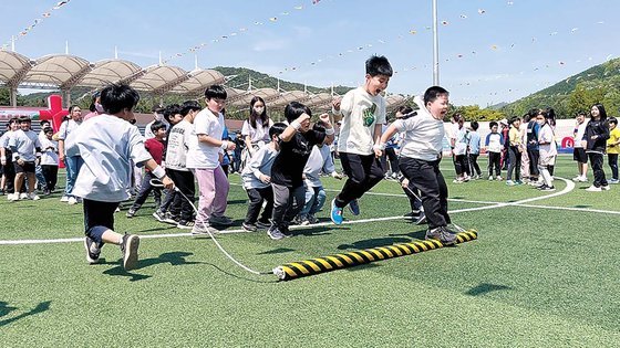 충북 단양군은 인구 2만7000여 명인 인구소멸지역이다. 학생 수가 적어 지난해 5월 7개 초등학교가 참여한 운동회를 개최했다. 사진 단양교육지청