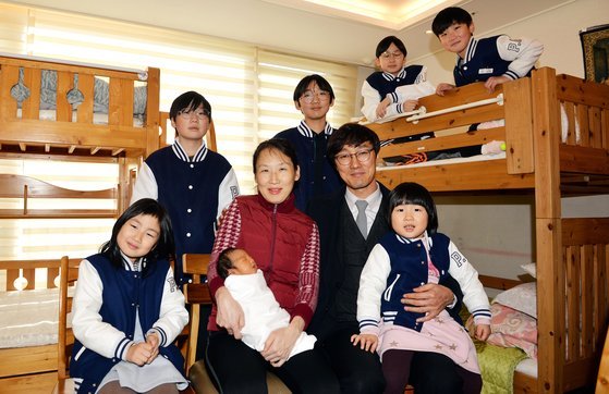 충남 계룡시에 사는 윤재성·김윤미씨 부부는 2008년부터 올해까지 7남매를 낳았다. 프리랜서 김성태