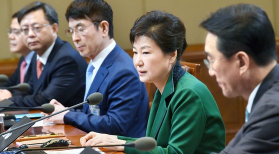 박근혜 대통령이 2016년 4월 18일 청와대에서 총선 후 첫 수석비서관회의를 주재했다. 박 대통령은