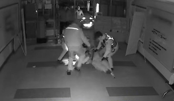 신고를 받고 출동한 경찰에 의해 제압되는 남성. 사진 경찰청 유튜브 캡처