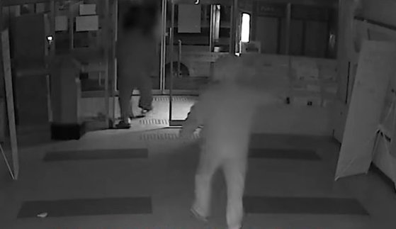 직원이 실내흡연을 제지하자 흉기를 들고 쫓아가는 남성. 사진 경찰청 유튜브 캡처