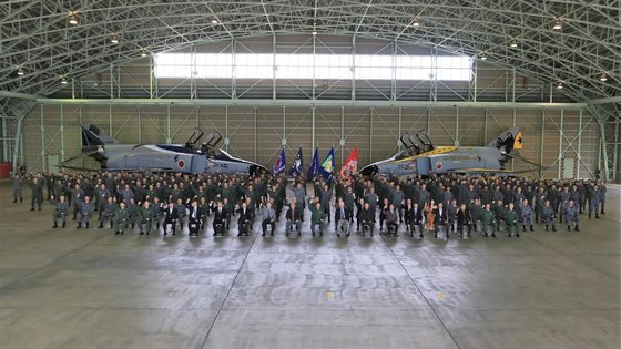 2020년 11월 27일 일본 이바라키茨城현 햐쿠리百里 공군기지에서 있었던 F-4EJ카이改 퇴역식. 이 기지의 301비행대는 F-4EJ 카이를 몰던 마지막 전투부대였다. 일본은 이듬해인 2021년 비행개발실험단에서 마지막 F-4가 퇴역했다. 일본 항공자위대
