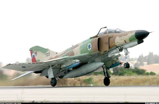 이스라엘 공군의 F-4E 쿠르나스히브리어로 망치. 이스라엘 국방부