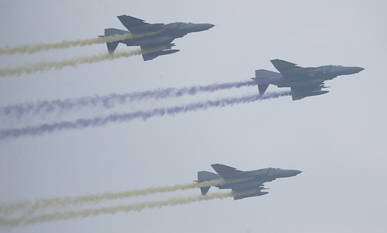 2019년 10월 1일 대구 공군기지제 11전투비행단에서 열린 제71주년 국군의 날 기념 행사에서 F-4E가 편대비행을 하고 있다. 사진공동취재단