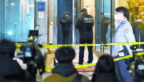 경찰 과학수사대 관계자들이 25일 오후 배현진 국민의힘 의원이 피습을 당한 서울 강남구 신사동의 한 건물로 현장감식을 위해 들어서고 있다.   뉴스1