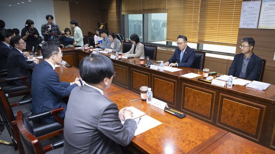 지난해 11월 2일 서울 중구 한국의료분쟁조정중재원 회의실에서 열린 의료분쟁 제도개선 협의체 첫 기획 회의 모습. 사진 복지부