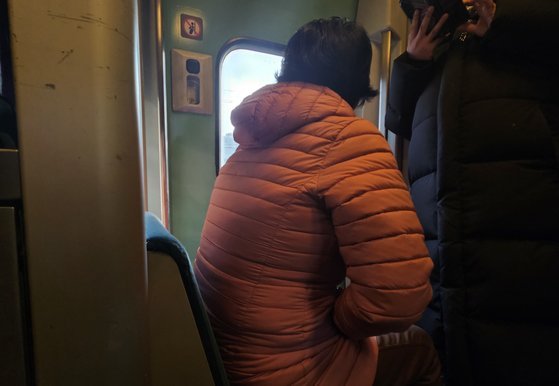 서울역 동대구역행 기차안에서 만난 이모70씨가 열차 칸 사이에 놓인 간이의자에 앉아있다. 그는 한 달 전 서울역에서 현장예매로 입석 표를 겨우 구했다. 이영근 기자