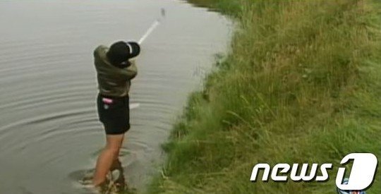 골프공이 해저드 인근에 떨어진 경우 선수가 직접 물에 들어가 공을 치기도 한다. 대표적인 사례가 1998년 7월 7일 제53회 US여자오픈 골프대회에서 박세리가 보여준 맨발 투혼이다.[출처 뉴스1]