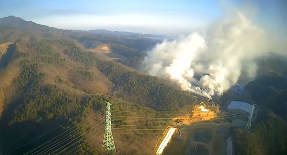 지난 2022년 양양 환경자원센터 폐기물매립장에서 발생한 화재가 주변 산림으로 번져 산불이 일어났다. 연합뉴스