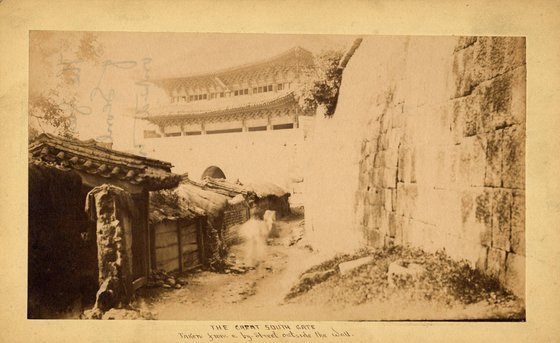 숭례문과 성벽 바깥의 민가.［사진 서울역사박물관］
