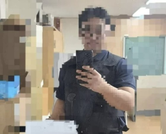 학생들의 살해 협박을 받았다고 주장하는 교사가 교실에서 방검복을 입고 있다. 사진 전북교사노조