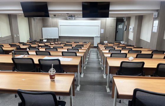 21일 오후 서울의 한 의과대학 강의실이 텅 비어있다.   이 학교 의대생들은 정부의 의대증원에 반발해 96.7%가 휴학에 동참했다. 뉴스1