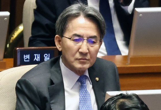 정필모 더불어민주당 의원이 21일 오전 서울 여의도 국회에서 열린 본회의에 자리하고 있다. 뉴스1