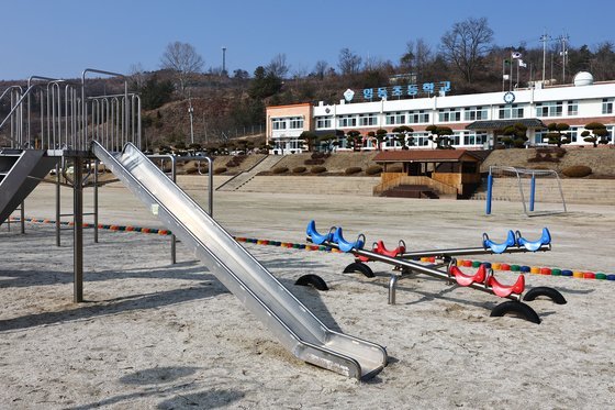 학생이 줄어 썰렁한 모습을 보이고 있는 경북 안동시 임동초등학교. 김종호 기자