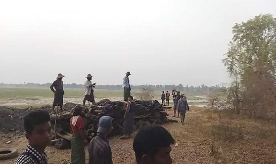 미얀마 사가잉의 한 마을에서 범죄로 인해 희생된 이들의 장례를 치르기 위해 장작더미를 쌓아둔 모습. UGC. AP. 연합뉴스.
