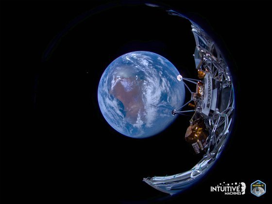 미국 민간 우주기업 인튜이티브 머신스의 달 탐사선 ‘오디세우스’가 지난 16일 우주로 향하던 중 보내온 사진. 탐사선 뒤로 지구가 보인다. [AFP=연합뉴스]