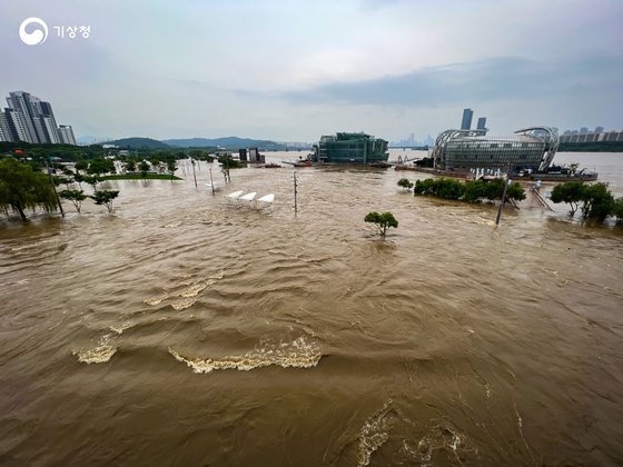 ‘제41회 기상기후 사진·영상 공모전’ 대상 후보작 침수. 지난해 7월 서울시 서초구 반포대교 남단에서 촬영된 이 사진은 폭우로 한강이 불어나 반포 한강공원이 침수된 모습을 담았다. 사진 기상청