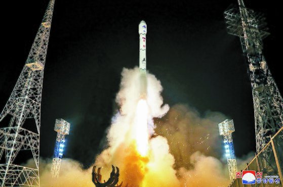 북한은 지난해 11월 22일 전날 밤 발사한 군사정찰위성 1호기 만리경-1호의 발사가 성공적으로 이뤄졌다고 밝혔다. 조선중앙통신