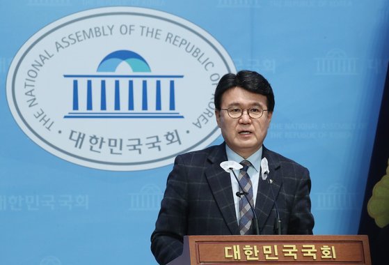 황운하 더불어민주당 의원이 26일 오전 서울 여의도 국회 소통관에서 기자회견을 갖고 제22대 국회의원선거총선 불출마 선언을 하고 있다. 뉴스1