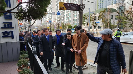 3일 오전 이재명 더불어민주당 대표가 인천 계산동 계산제일교회에서 예배를 마치고 나오고 있다. 김정재 기자
