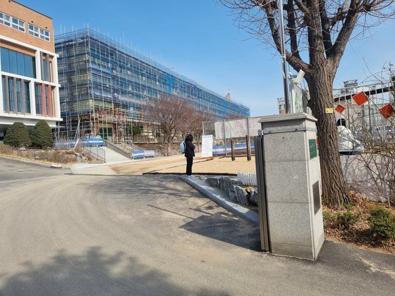 4일 내부 공사로 개학이 연기된 서울 마포구 서강초등학교 건물에 철제구조물이 세워져 있다. 박종서 기자