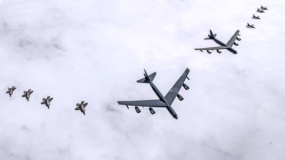 한미 공군이 지난해 한반도 상공에서 우리측 F-35A 전투기와 미측 B-52H 전략폭격기, F-16 전투기가 참여한 가운데 연합공중훈련을 실시하고 있다. 뉴스1
