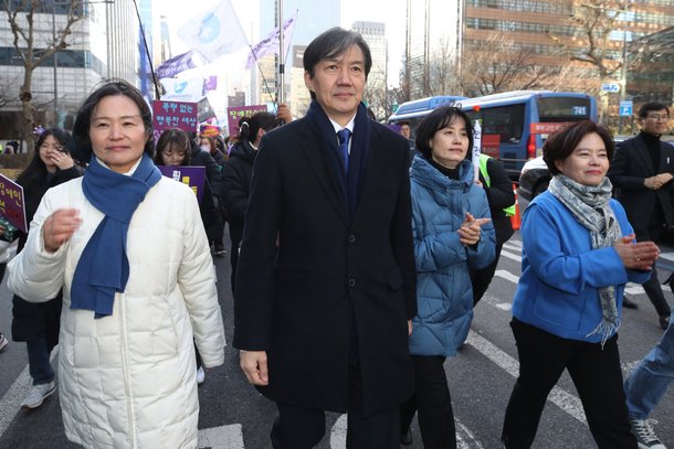 조국 조국혁신당 대표가 지난 8일 오후 서울 청계광장에서 3·8세계여성의날을 맞아 열린 제39회 한국여성대회에서 참가자들과 함께 거리행진을 하고 있다. 뉴스1