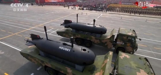 2019년 10월 1일 중국 건국 70주년 열병식에서 처음 등장한 HSU001 무인 잠수정. CCTV 캡처