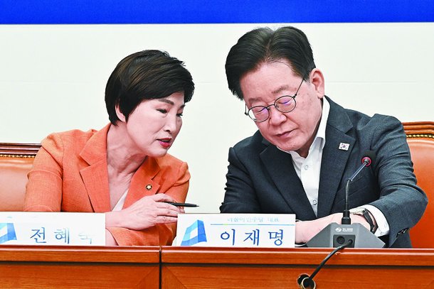 더불어민주당 전혜숙 의원왼쪽과 이재명 더불어민주당 대표. 김현동 기자