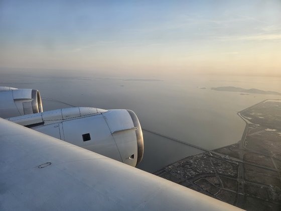 10일 늦은 오후 서해 부근을 지나는 미국 항공우주국NASA 항공기 DC-8기 창밖 모습. 이날 서해 바다에서는 오염물질이 층층이 나타났다. 정은혜 기자