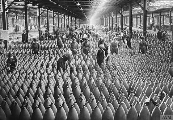 전쟁 후기인 1917년에 많은 여성이 생산에 동원된 영국의 포탄 공장 전경. 포탄 위기 사건 후 총력전 체제로 전환하면서 포탄 공급 문제가 풀릴 수 있었다. 이런 특단의 대책 없이 우크라이나에 대한 포탄 지원은 어려움을 겪을 것이 확실하다. 영국 전쟁박물관