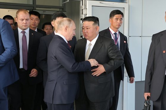 포탄이 부족하지 않았다면 푸틴이 극동까지 달려가 김정은에게 아쉬운 소리를 할 일은 없었을 것이다. 뉴스1