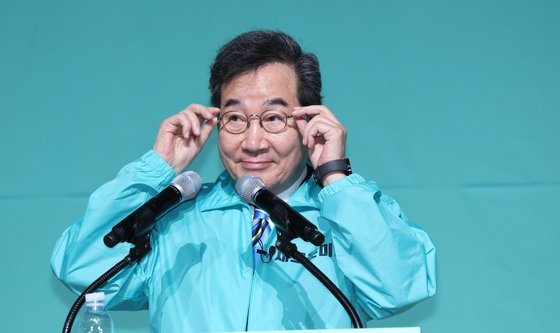 10일 오후 광주 서구 김대중컨벤션센터에서 열린 새로운미래 당원 집회·필승 결의대회에서 이낙연 공동대표가 안경을 고쳐 쓰고 있다. 뉴스1