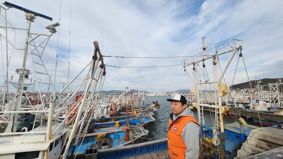 서울에 살다 충남 보령으로 귀어한 박성호씨가 대천항에서 바다를 바라보고 있다. 신진호 기자