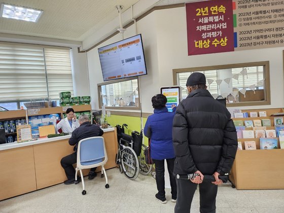 75세 이상 고령운전자들이 지난 11월 서울 강서구치매안심센터에서 운전면허 갱신을 위한 치매 선별 검사 신청을 하고 있다. 정세희 기자