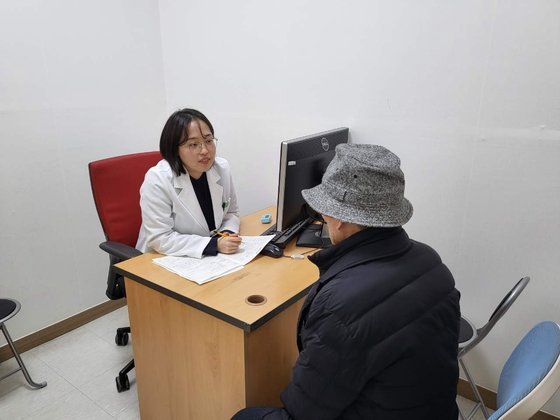 서울 강서치매안심센터에서 윤모84씨가 치매선별검사를 받고 있다. 강서치매안심센터 제공