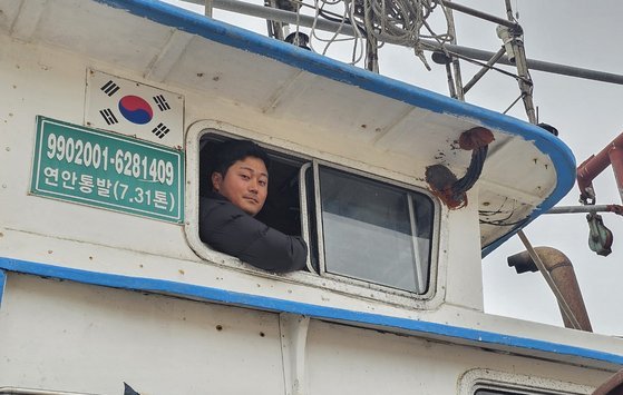 인천 을왕동 선적의 보성호 선장인 김원중씨가 배를 몰며 바다를 바라보고 있다. 최모란 기자