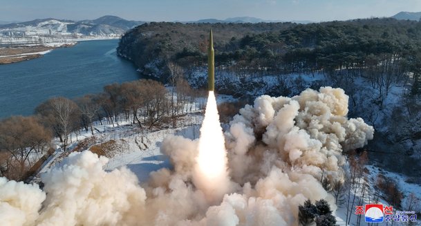 북한이 고체연료를 사용한 극초음속 중장거리 탄도미사일IRBM 시험 발사에 성공했다고 조선중앙통신이 지난 1월 15일 보도했다. 평양 조선중앙통신=연합뉴스