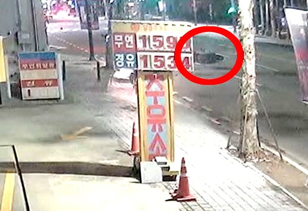지난해 12월 13일 충북 청주시 청원구 내덕동 한 교차로에서 승용차가 앞서가던 오토바이를 들이받는 사고를 냈다. 사진 충북경찰청